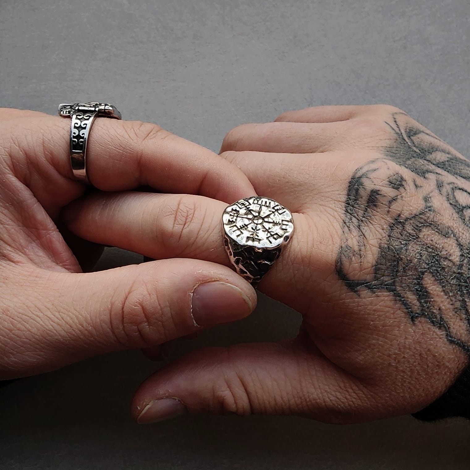 Vegvisir Rock Ring