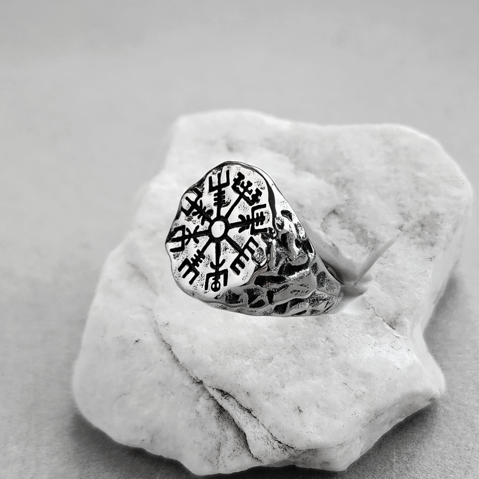Vegvisir Rock Ring