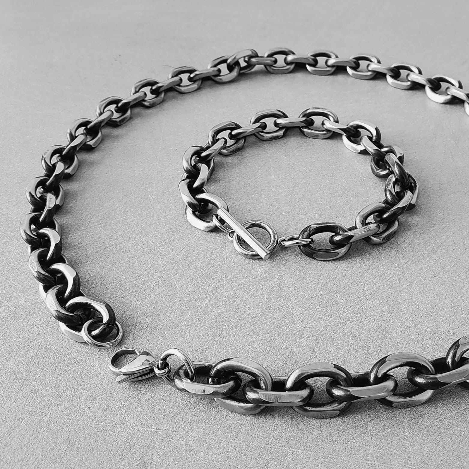 Como combinar joyeria masculina sin verte exagerado