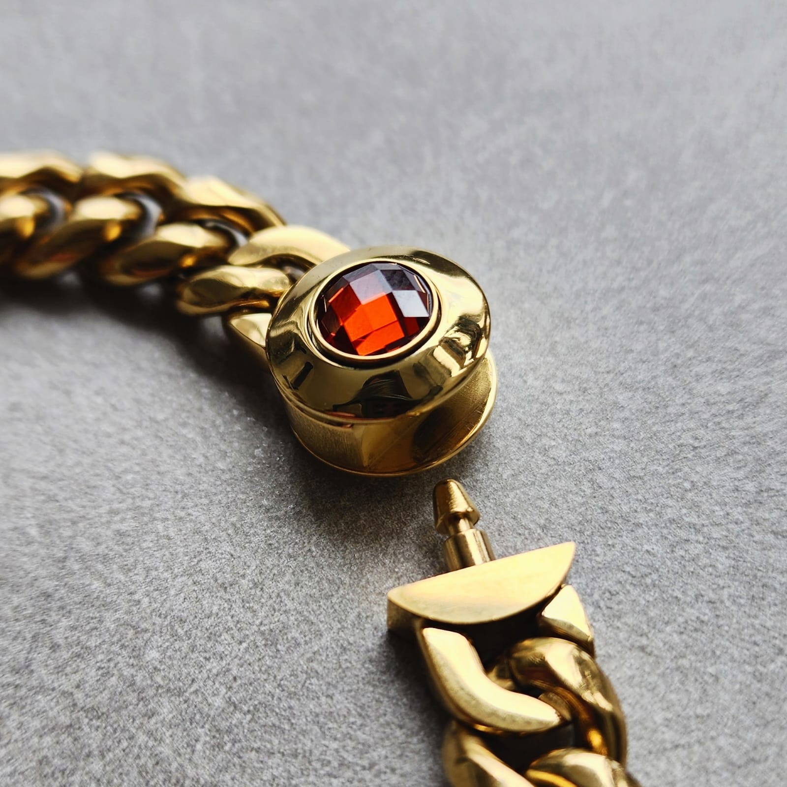 Gold RedButton Brazalete