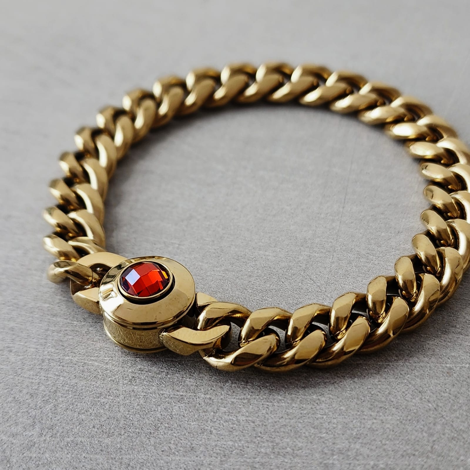 Gold RedButton Brazalete