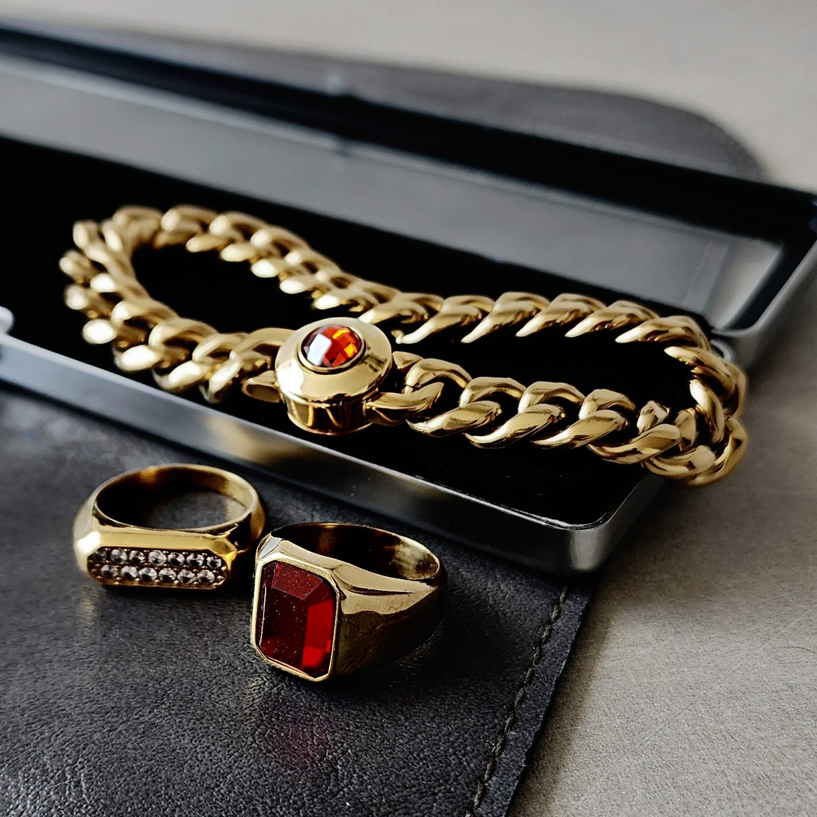 Gold RedButton Brazalete